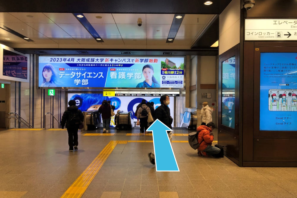 ユニクロ阪急大阪梅田店の前のエスカレーターを下ります。