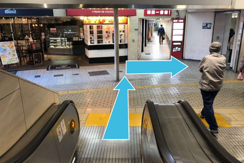 エスカレーターを下りたら、右に曲がってください。