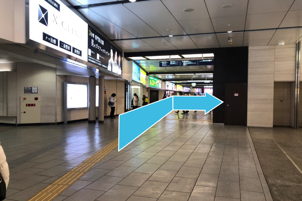 右手に阪急三番街へ向かうエスカレーターで下ります。