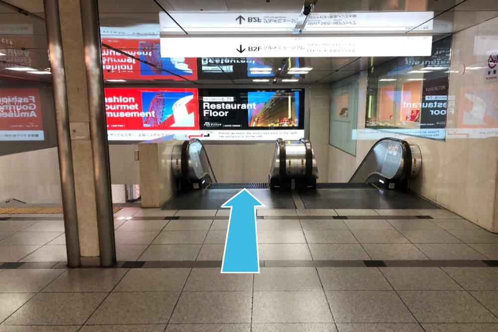 右に曲がるとホワイティに向かうエスカレーターがあるので、地下２Fに下ります。