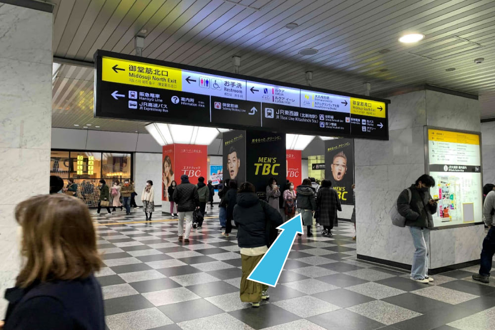 JR大阪駅・御堂筋口改札を出て、右奥に進みます。