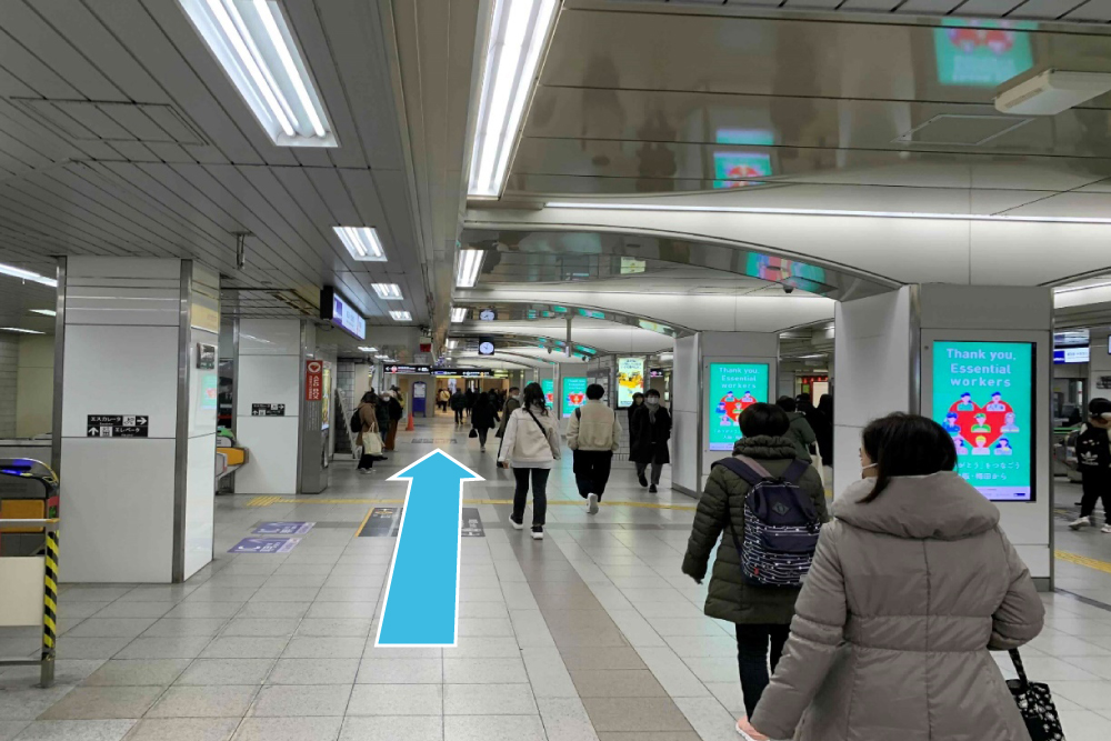エスカレーターを下りて左に曲がり、直進します。阪急百貨店が右手に出てきて、そのまま直進すると飲食街に向かう階段があります。階段、もしくはエスカレーターで上がり、道なりに進みます。