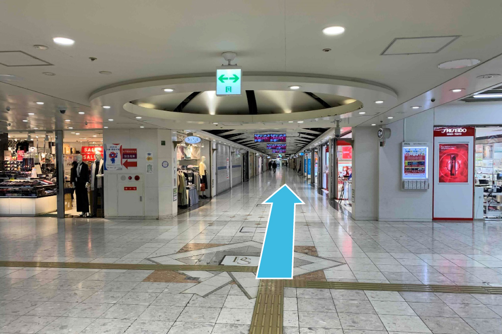 交差点を通り過ぎ、直進すると、左側にホワイティうめだ眼科クリニックがございます。