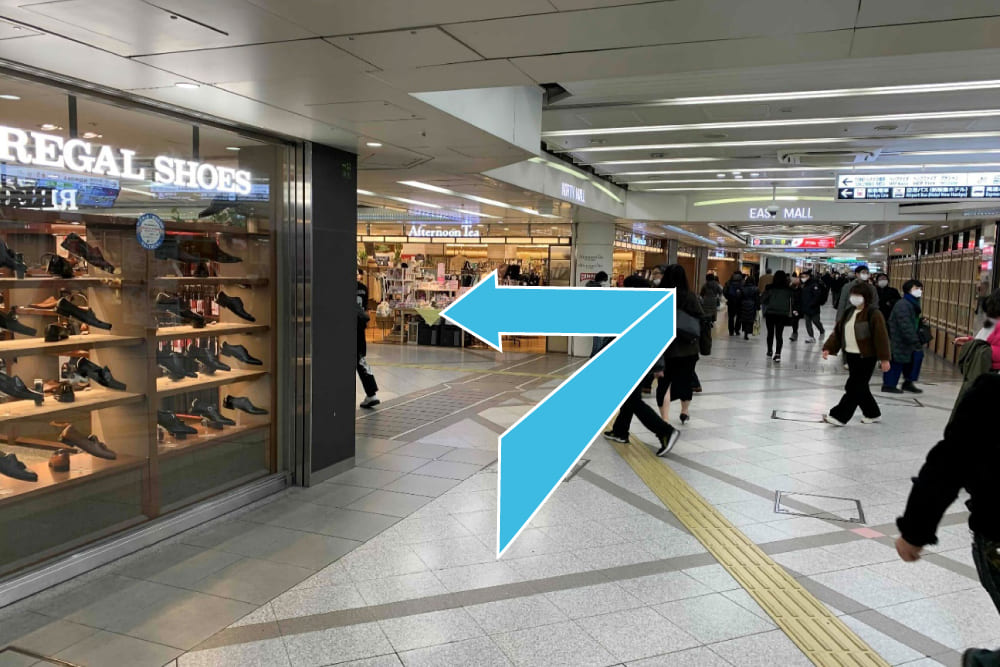 REGAL　SHOESの角を左に曲がり、道なりに進みます。