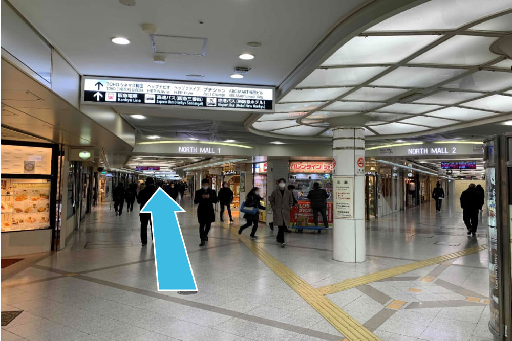 宝くじ売り場が見えましたら、矢印の方向（NORTH MOLL1）、プチシャンエリアまで道なりに進みます。