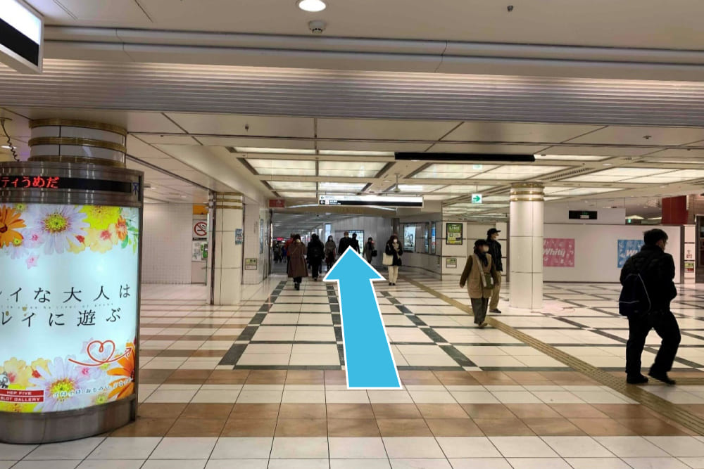 サニーテラスに出たら、矢印の方向に進み、下り坂を下ります。